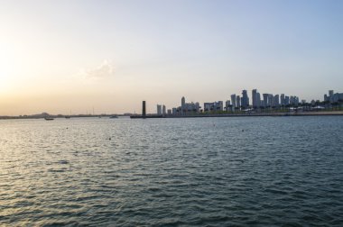 Batı Körfezi manzarası akşam, Doha, Katar-Orta Doğu üzerinde Mart 18-2016 7 de