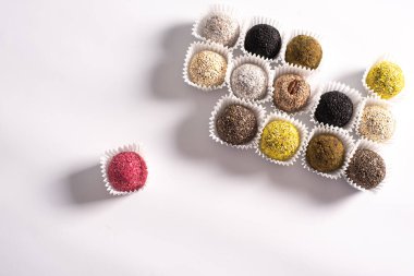 Farklı sağlıklı atıştırmalıklardan oluşan parlak bir pancar ya da dut enerjisi ısırığı. Farklı ya da eşsiz seçim olmak için yaratıcı bir kavram..