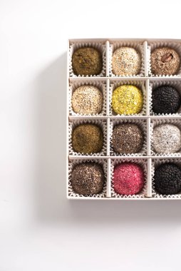 Ev yapımı çiğ protein mantarları ya da kağıt kaplamalarındaki enerji ısırıkları, üst görünüm düz beyaz zemin üzerinde yatıyordu. Sağlıklı abur cubur konsepti.