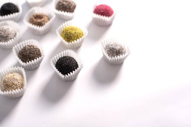 Doğal malzemelerden oluşan farklı mutluluk topları, dengeli beslenme için glütensiz ve şekersiz tatlılar..