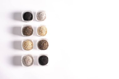 Doğal malzemelerden oluşan farklı mutluluk topları, dengeli beslenme için glütensiz ve şekersiz tatlılar..