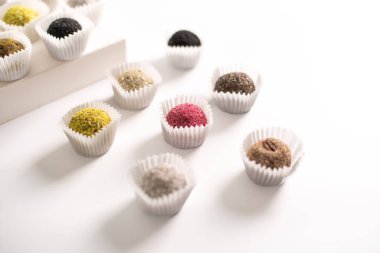 Doğal malzemelerden oluşan farklı mutluluk topları, dengeli beslenme için glütensiz ve şekersiz tatlılar..