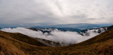 Bulutlardaki sonsuz dağların resimsel görüntüsü