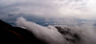 Bulutlardaki sonsuz dağların resimsel görüntüsü