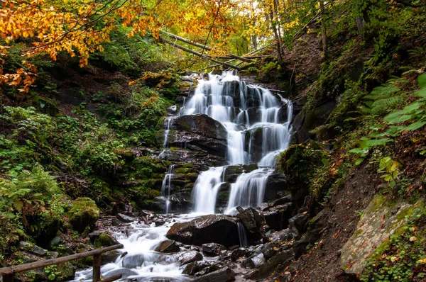 素晴らしい滝の絵のような景色カルパティアの鍋は山の中で秋の森を流れる — ストック写真