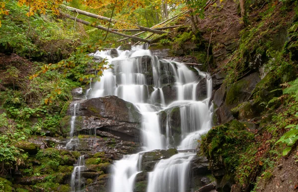 Malebný Pohled Úžasný Vodopád Proudící Podzimním Lesem Karpat Royalty Free Stock Fotografie