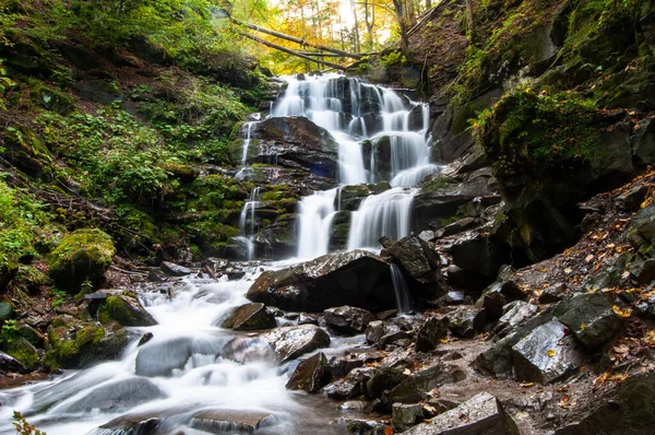 Malebný Pohled Úžasný Vodopád Shypot Karpat Tekoucí Podzimním Lesem Horách Stock Obrázky