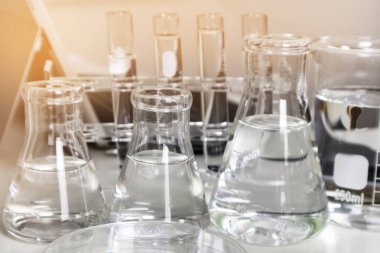 Temiz şişeler ve yemekler bilimsel ve tıbbi deneylerde kullanılır..