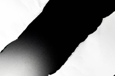 Grafik tasarımı ve metin eklenmesi için siyah arkaplan içeren beyaz kağıt parçacıkları ve yırtık kenarları.