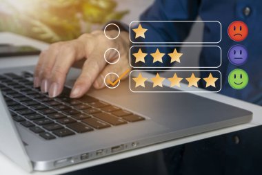 İş adamları memnuniyetlerini ve olumlu reytinglerini ifade etmek için bilgisayar kullanıyorlar.
