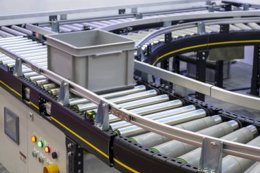 Malzeme deposuna sürgülü mekanizma ile mal taşıma mekanizması, sürgülü ekipman üzerine odaklanmış bir görünüm.