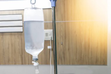 Hastalara salin veriyorum. Tıbbi prensiplere göre su kaybını dengelemek için vücuda salin vermek..