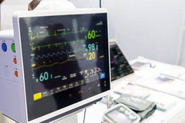 Hastanın kan basıncını, kalp atışını ve tıbbi bilgilerini izleyen bir cihaz..
