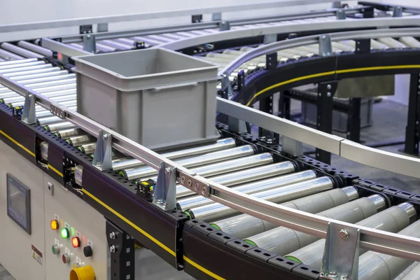 Malzeme deposuna sürgülü mekanizma ile mal taşıma mekanizması, sürgülü ekipman üzerine odaklanmış bir görünüm.