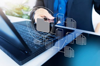 Şirket içindeki veri yönetimi bilgilerinin iş adamlarının dikkate alması gereken dosya erişimi ve denetlenmesi, aranması ve düzenlenmesi kavramı.