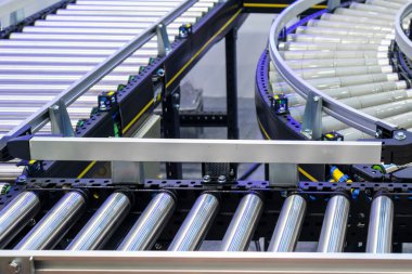 Malzeme deposuna sürgülü mekanizma ile mal taşıma mekanizması, sürgülü ekipman üzerine odaklanmış bir görünüm.