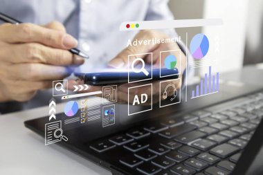 Çevrimiçi iş iletişiminde cep telefonu kullanımı, müşterilere ve iş ortaklarına iş bilgileri reklamları.