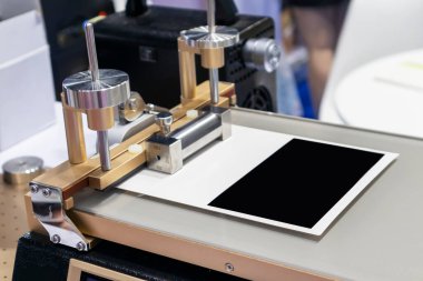 Boya imalatında küçük renkli baskı ekipmanları