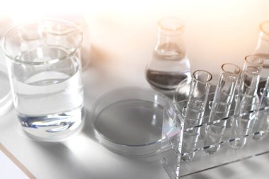 Şişeler ve şeffaf kaplar bilimsel ve tıbbi deneylerde kullanılır, kimyasalların kullanımı tıbbi araştırmalar yaratır..