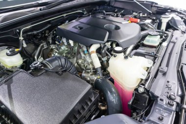 Otomotiv endüstrisinde petrolle çalışan motorlar, benzinle çalışan araçlar.