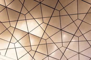 Gümüş ve altın üçgenlerin soyut arkaplan deseni.