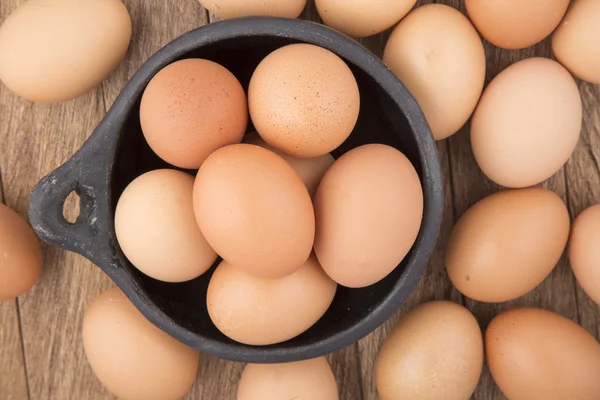 Ahşap bir arka planda taze çiftlik yumurtaları