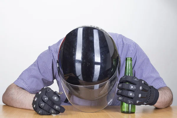 Az alkoholproblémákkal küzdő motoros — Stock Fotó