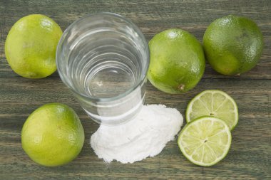 Bir bardak su, limon, soda bikarbonat