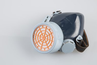 Beyaz arka plan üzerinde göz yaşartıcı gaz maskesi