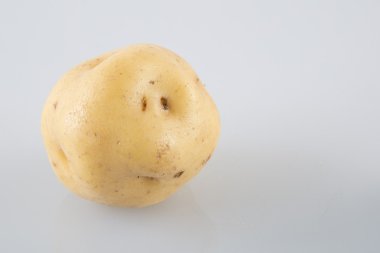 beyaz zemin üzerine sarı patates.