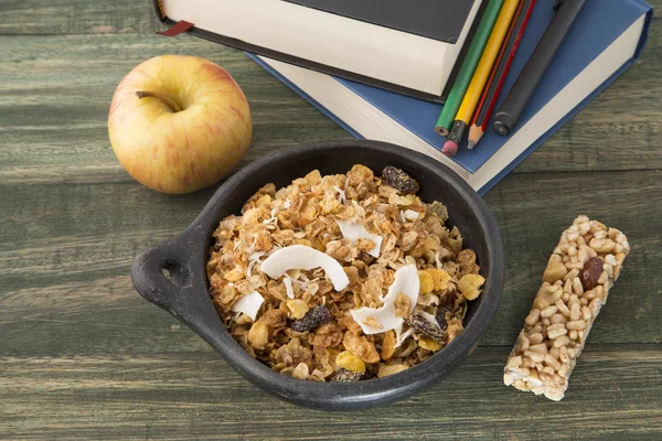 Heerlijke ontbijtgranen met laptops en potloden. — Stockfoto