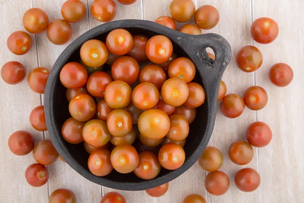 El tomate cereza es un tomate redondo pequeño — Foto de Stock