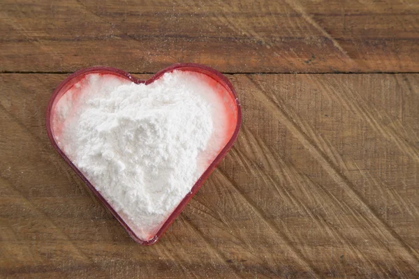 Soda, heart-shaped box. Wooden surface. — Stock Photo, Image