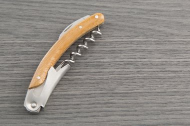 ahşap masa üzerinde şarap açacağı