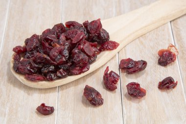 Tahta kaşık üzerinde kurutulmuş Cranberries