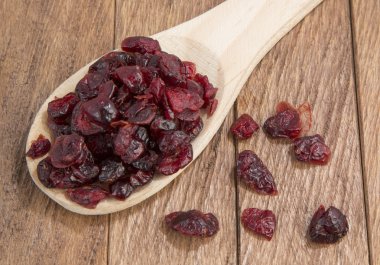 Tahta kaşık üzerinde kurutulmuş Cranberries