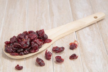 Tahta kaşık üzerinde kurutulmuş Cranberries