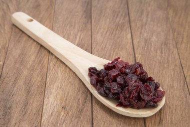 Tahta kaşık üzerinde kurutulmuş Cranberries