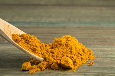 Zerdeçal tozu ve tahta kaşık