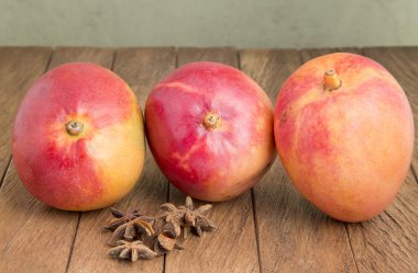 Mango koyu ahşap arka plan üzerinde