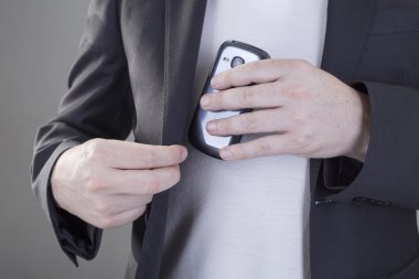 bir işadamı bir ceket cebinde akıllı telefon.