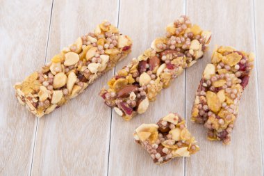 Granola bar rustik masada