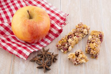 Granola bar ve rustik masada elma