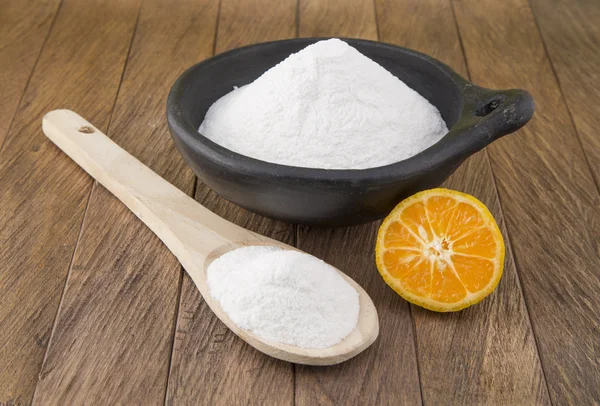 Baking soda (sodium bikarbonat) dalam sendok kayu dan lemon — Stok Foto