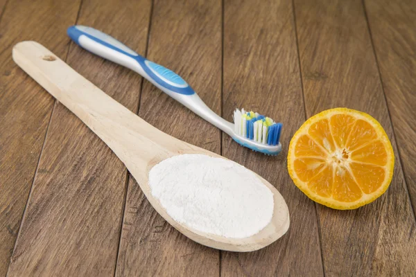 Soda, limón y cepillo de dientes — Foto de Stock