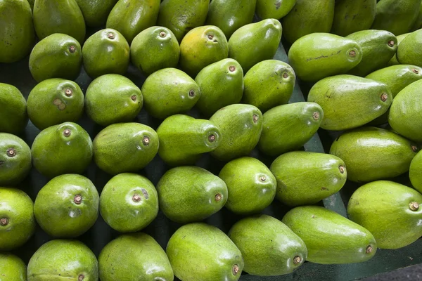 Deliciosos aguacates verdes en el supermercado . — Foto de Stock