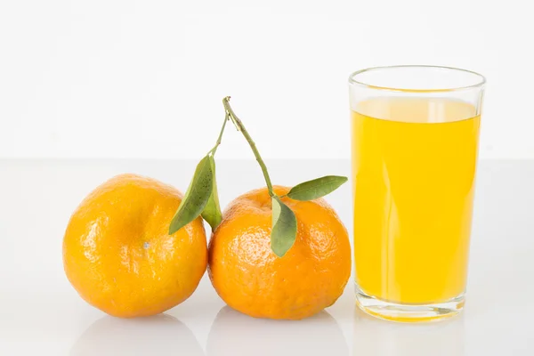 Mandarinas y vaso de jugo aislados sobre fondo blanco — Foto de Stock