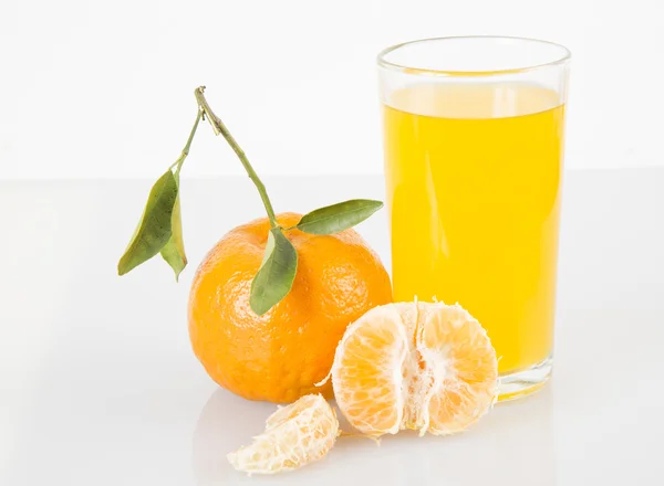 Mandarinas y vaso de jugo aislados sobre fondo blanco — Foto de Stock