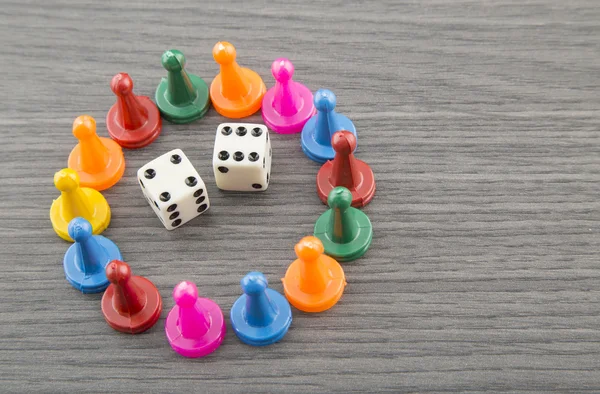 Coloridas figuras de juego con dados a bordo — Foto de Stock
