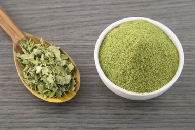 Moringa toz - tıbbi bitki.